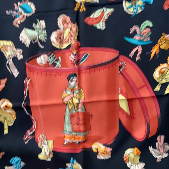 Black Hermès scarf. Hat box design - Picture 2 of 2